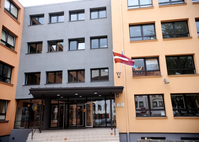 Rīgas Valsts 3. ģimnāzijas direktors palīdzējis aizturēt agresīvu jaunieti pie skolas