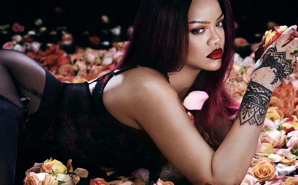 Rianna uzspridzina internetu ar fotogrāfijām, kurās redzama krūšturī un svārkos, kas atkailina sēžamvietu