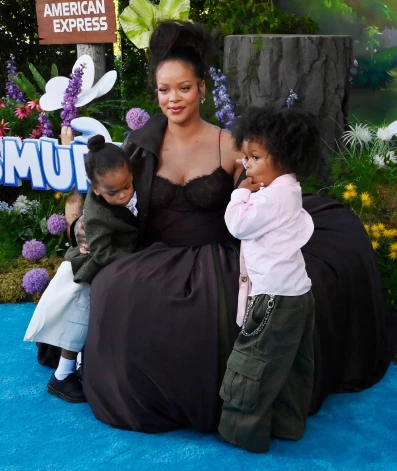 Rianna ar dēliem Raiotu (pa kreisi) un RZA, apmeklējot “Smurfi: Filma” pirmizrādes vakaru 2025. gada jūlijā.