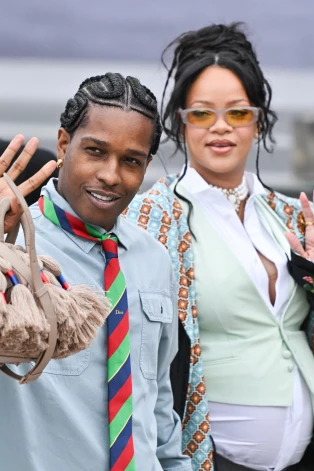 A$AP Rocky un Rianna, dodoties uz Parīzes modes nedēļas skati 2025. gada jūnijā.