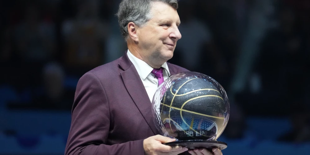 Президент Латвийского баскетбольного союза и бывший президент Латвии Раймонд Вейонис.