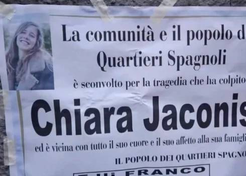 Lapiņa ar Kjaras Jakonisas traģēdijas aprakstu Neapoles ielā (ekrānuzņēmums no video)