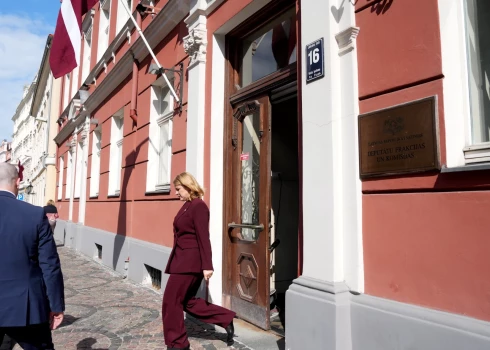 Ministru prezidente Evika Siliņa pamet Saeimas ēku.