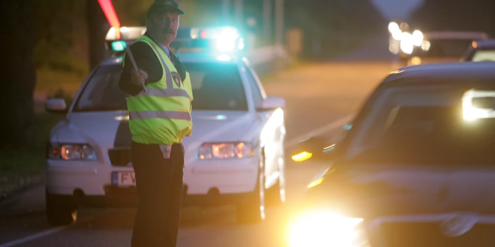 Autovadītājs Rēzeknē 2,7 promiļu reibumā likumsargiem piedāvā 400 eiro kukuli.