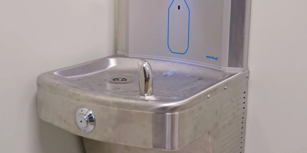 Рижское самоуправление завершило масштабные работы по реновации здания Рижской средней школы имени Наталии Драудзини на улице Бруниниеку, 24A. В школе полностью обновлена часть спортивного комплекса и отремонтирована зона бассейнов.