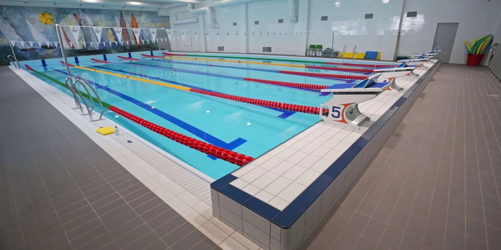 Рижское самоуправление завершило масштабные работы по реновации здания Рижской средней школы имени Наталии Драудзини на улице Бруниниеку, 24A. В школе полностью обновлена часть спортивного комплекса и отремонтирована зона бассейнов.