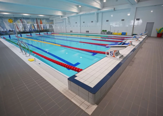 Рижское самоуправление завершило масштабные работы по реновации здания Рижской средней школы имени Наталии Драудзини на улице Бруниниеку, 24A. В школе полностью обновлена часть спортивного комплекса и отремонтирована зона бассейнов.