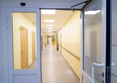 Valsts budžets iegūst, slimnīcas neatgūst: biedrība prasa palielināt NVD tarifus