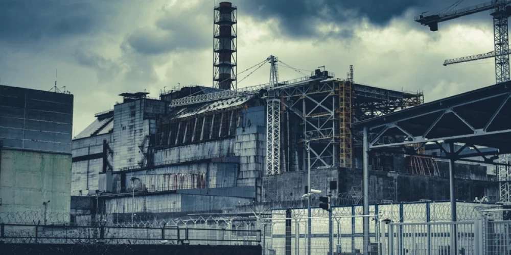 Čornobiļas atomelektrostacijas ceturtais reaktors, kurā notika sprādziens, ir pārklāts ar aizsargkupolu, bet tas tika smagi bojāts Krievijas armijas uzbrukumā. (Foto: Shutterstock)