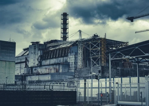 Čornobiļas atomelektrostacijas ceturtais reaktors, kurā notika sprādziens, ir pārklāts ar aizsargkupolu, bet tas tika smagi bojāts Krievijas armijas uzbrukumā. (Foto: Shutterstock)