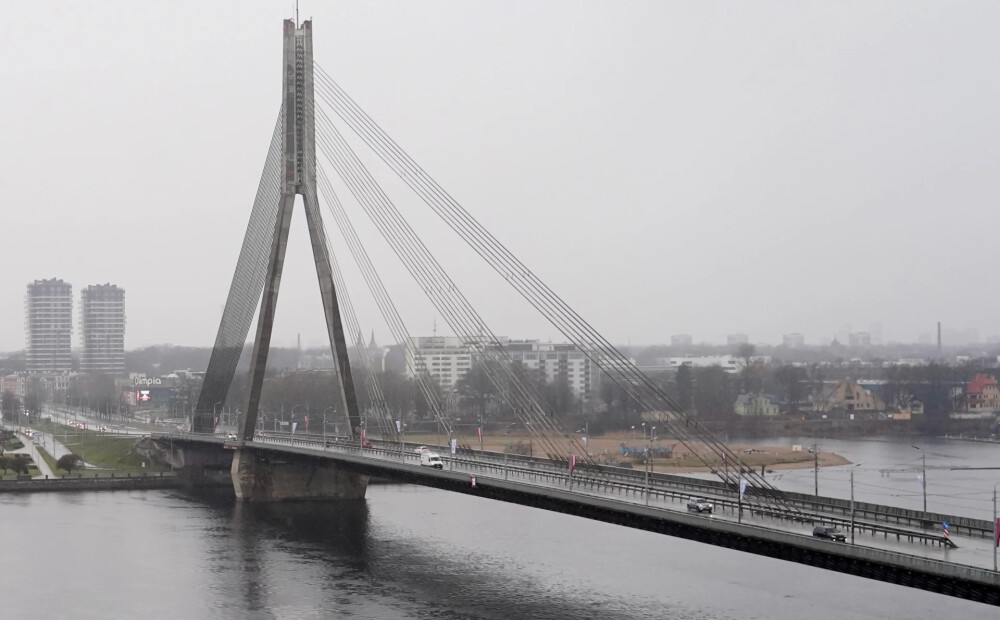 Uz Vanšu tilta notikusi trīs automašīnu sadursme