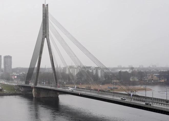 Uz Vanšu tilta notikusi trīs automašīnu sadursme 