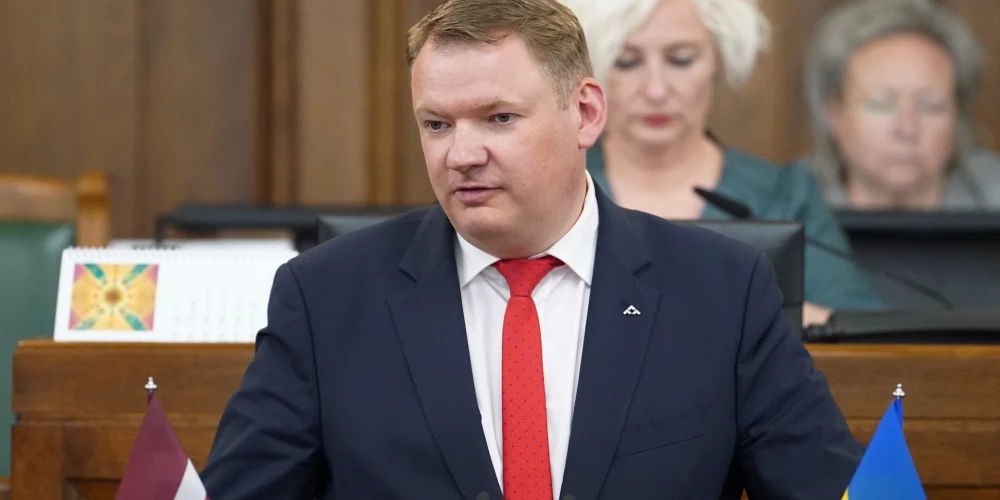 AS līdzpriekšsēdētājs Edvards Smiltēns norāda, ka VIP zāles izmantošana, dodoties uz Ukrainu, bijusi saistīta ar drošības un loģistikas apsvērumiem. 