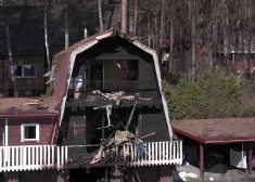 Семья смотрела, как их дом под Ригой сгорает: пожарные не смогли быстро подъехать из-за узкой дороги