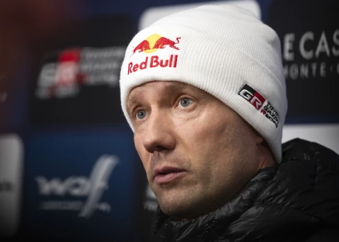 Francijas autosportists Sebastjēns Ožjē pasaules rallija čempionāta (WRC) sezonas piektajā posmā - Kanāriju rallijā - ir līderis pēc pirmās pilnās dienas.