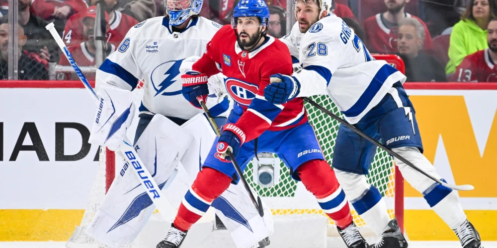 Zemgus Girgensons (#28) cīņā pie vārtiem ar Filipu Dano.