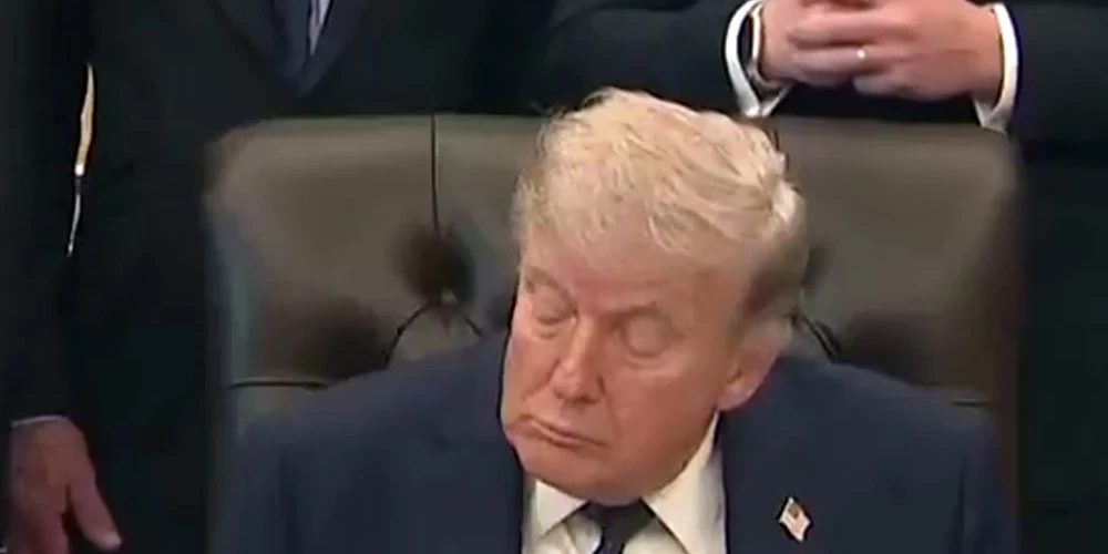 Trampa galva šķietami noliecās uz priekšu, acis bija cieši aizvērtas un mute atradās nokarenā stāvoklī.