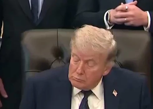 Trampa galva šķietami noliecās uz priekšu, acis bija cieši aizvērtas un mute atradās nokarenā stāvoklī.