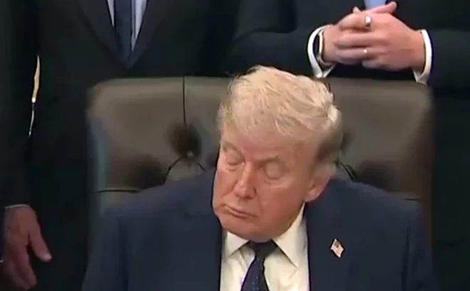 Trampa galva šķietami noliecās uz priekšu, acis bija cieši aizvērtas un mute atradās nokarenā stāvoklī.