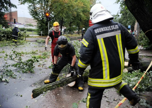 Рижан просят держаться подальше от парков и кладбищ.