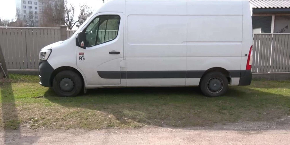 Policija soda par mašīnas novietošanu privātīpašumā.