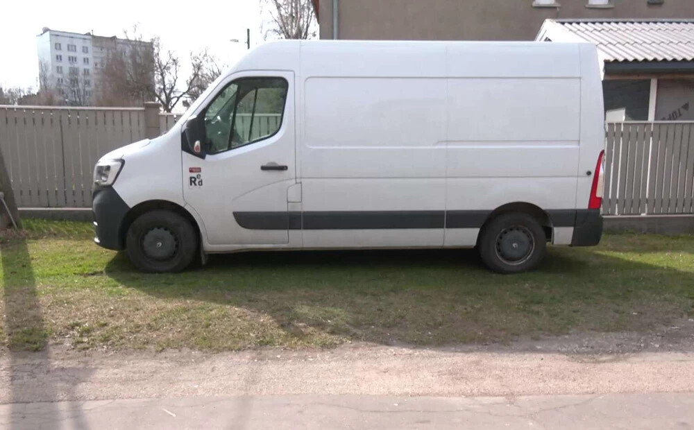 VIDEO: Einārs Purvciemā atstāja busiņu savas privātmājas zaļajā zonā, tomēr saņēma soda kvīti