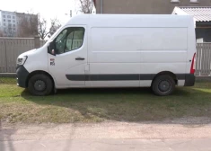 VIDEO: Einārs Purvciemā atstāja busiņu savas privātmājas zaļajā zonā, tomēr saņēma soda kvīti