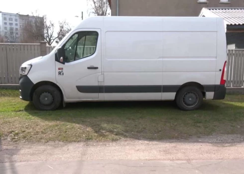 Policija soda par mašīnas novietošanu privātīpašumā.