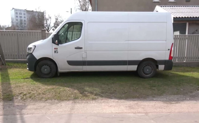 Policija soda par mašīnas novietošanu privātīpašumā.