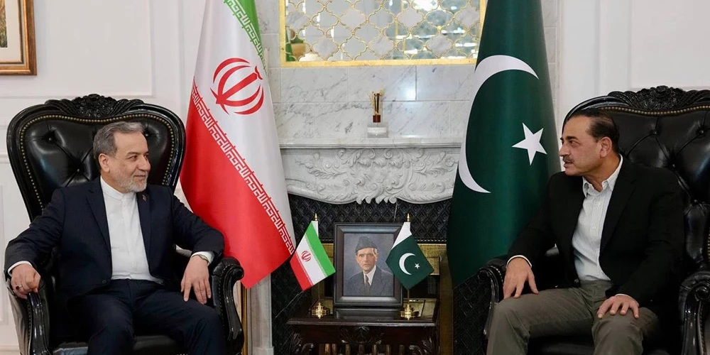 Aragči Islamabadā tikās ar Pakistānas armijas komandieri.