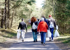 Atkritumu izvešana jau sākta: talkotāji atraduši matračus, mēbeles, riepas un cita drazas