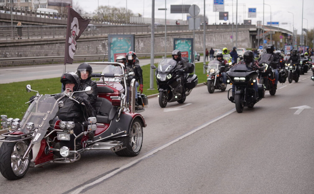 FOTO: Rīgu pārņem motociklisti! Jaudīgākie spēkrati un spilgtākie mirkļi no šodienas sezonas atklāšanas brauciena