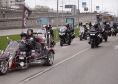 FOTO: Rīgu pārņem motociklisti! Jaudīgākie spēkrati un spilgtākie mirkļi no šodienas sezonas atklāšanas brauciena