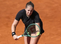 Aļonai Ostapenko sāpīgs zaudējums Madrides "WTA 1000" turnīra dubultspēļu pirmajā kārtā