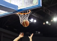 "TTT Rīga Juniores" LSBL bronzas sērijas pirmajā spēlē sīvā cīņā pieveic liepājnieces