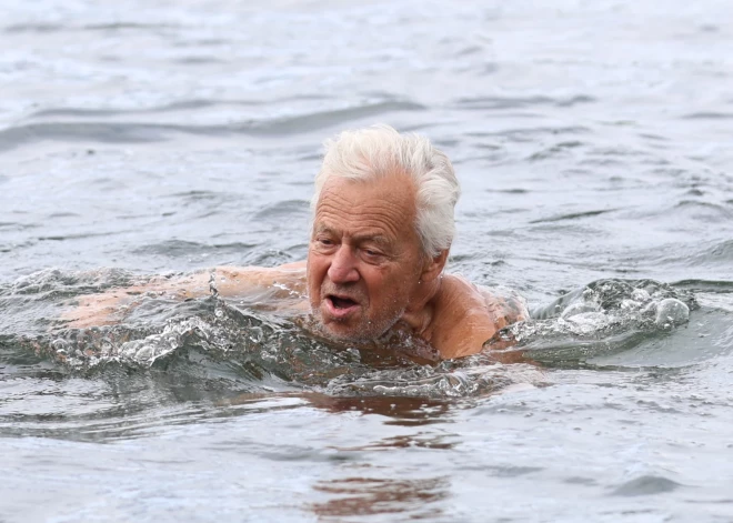 Peldēšana labvēlīgi ietekmē veselību, tomēr 23% senioru Latvijā neprot peldēt