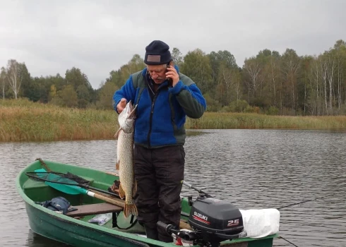 Dainis Kravinskis Brocēnu ezerā izvilcis līdaku. Foto: no privātā arhīva