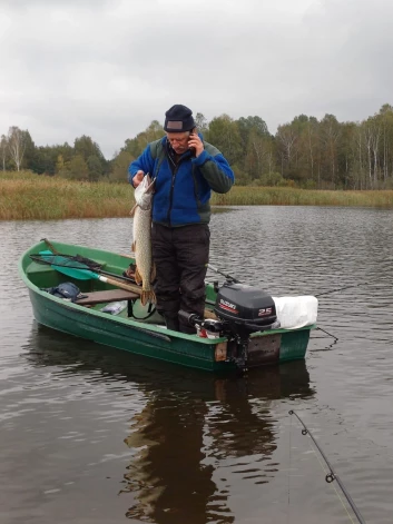 Dainis Kravinskis Brocēnu ezerā izvilcis līdaku. Foto: no privātā arhīva