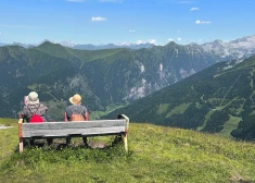 Daudzi sirmgalvji mīļuprāt dzīvotu pansionātā, taču attur dārdzība. Cik tas maksā Saldus pusē?