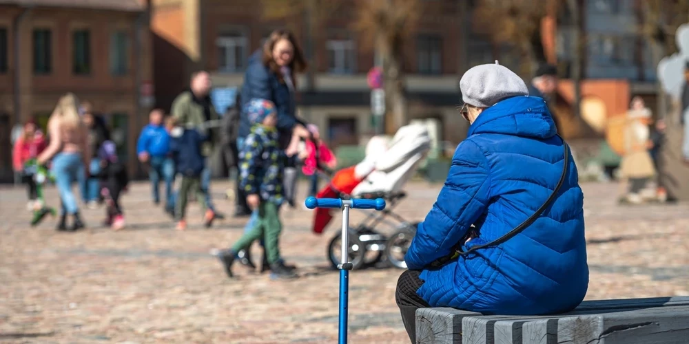 Svarīgi atrast dienai piepildījumu un ritmu - mēģināt katru dienu iziet kaut nelielā pastaigā vai ieplānot ko citu, kāpēc jāiziet no mājas, kamēr ir gaišs.