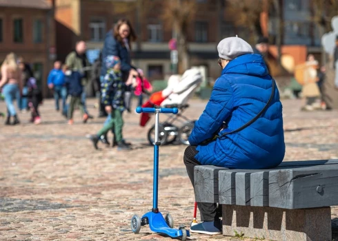 Svarīgi atrast dienai piepildījumu un ritmu - mēģināt katru dienu iziet kaut nelielā pastaigā vai ieplānot ko citu, kāpēc jāiziet no mājas, kamēr ir gaišs.