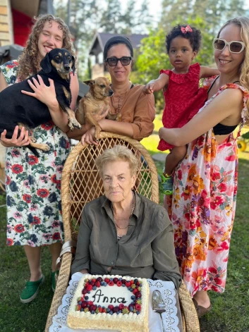 Annas dienā. Astrīda un četras Annas. Vidū meita Laila, blakus mazmeitas Annas, rokās mazmazbērnu māsīca no Zviedrijas. Anna bija arī Astrīdas mamma. Foto: no privātā arhīva