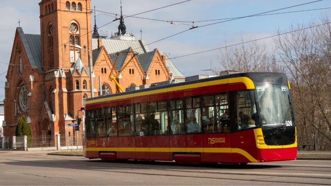 Daugavpils tramvajs Baznīcu kalnā pie Mārtiņa Lutera katedrāles. 