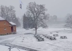 FOTO: Kas tie par jokiem? Latviju aprīļa izskaņā pārsteidzis sniegs un krusa! Valstī spēkā oranžais laikapstākļu brīdinājums
