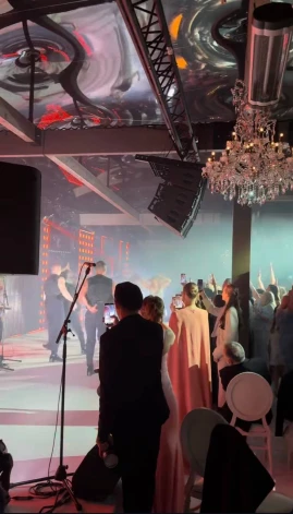 Все снимают выступление Рики Мартина.