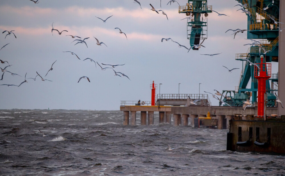 Ventspilī vēja ātrums sasniedzis 23 metrus sekundē. Cilvēki Latvijā jau ziņo par nolūzušiem kokiem