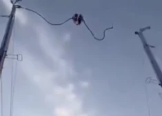 VIDEO: Spānijā pārtrūkusi karuseļu atrakcijas trose. Notikušajā cietuši divi bērni