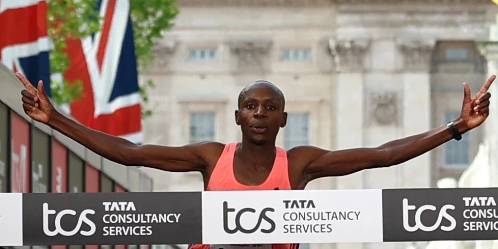 Kenijas skrējējs Sebastians Save pārrakstījis vēsturi, veicot maratonu zem divām stundām.