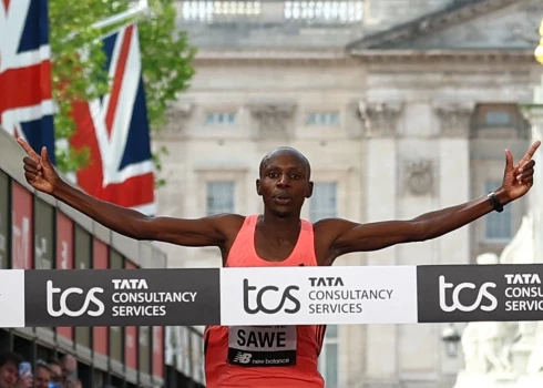 Kenijas skrējējs Sebastians Save pārrakstījis vēsturi, veicot maratonu zem divām stundām.