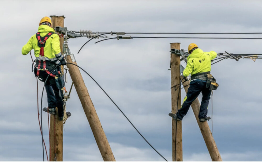 Spēcīgais vējš atstājis bez elektrības ap 200 mājsaimniecību